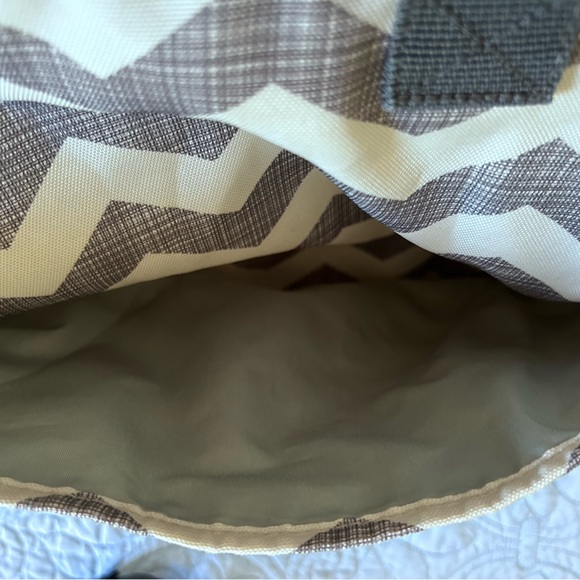 SKIP HOP FASHION DIAPER BAG. ONLY USED OT WHEN WE WENT TO CHURCH~ a few times 😬 - Picture 10 of 15